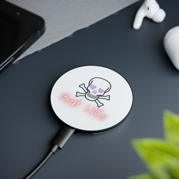 Brat Life Skull Magnetic Induction Charger - Image 4